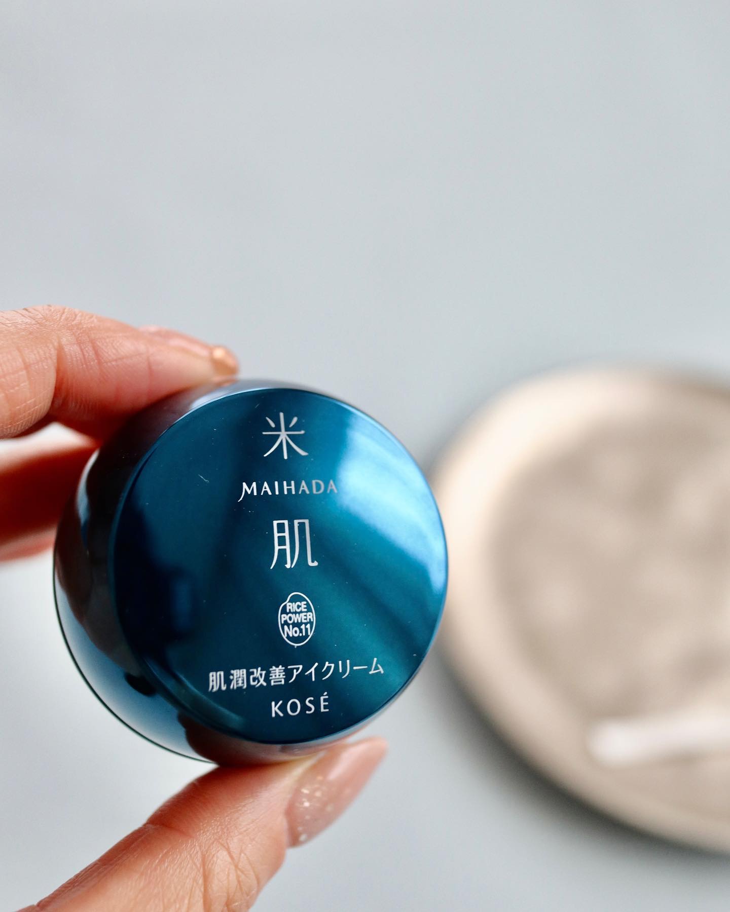 gura＠フォロバ100のクチコミ「米肌のアイクリーム✨

コロンとした形だけど
米肌カラーの紺色の
高級感あるパケ。

スパチュ.....」（2枚目）