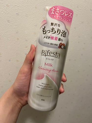 ビフェスタ  もっちりミルク泡クレンジング


気になって購入しました。
W洗顔不要で、匂いは柑橘系の匂いがしました！
泡で出てきた後、馴染ませるとオイルっぽくなって洗い上がりは、しっとりとした感じして