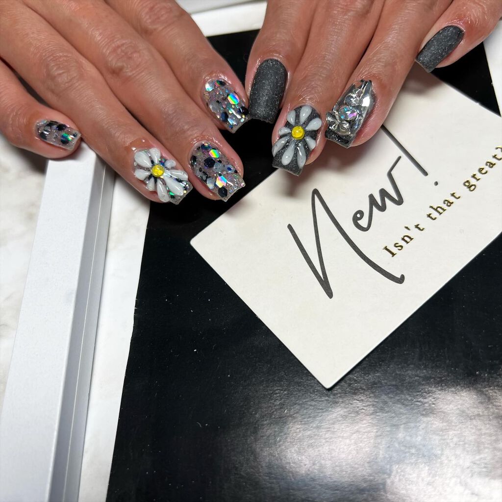 cst on LIPS 「#flowernails#🌼#blacknails💅#ネイル好..」(3枚目)