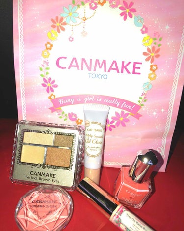 ❁﻿ CANMAKE 福袋 ❁﻿
ずっとほしくてやっと買えました✌️
ほんとは900円の方が欲しかったけど私の行ったイオンは700円のしかなかったです💧
CANMAKEの福袋はすぐ売り切れてたので欲しか