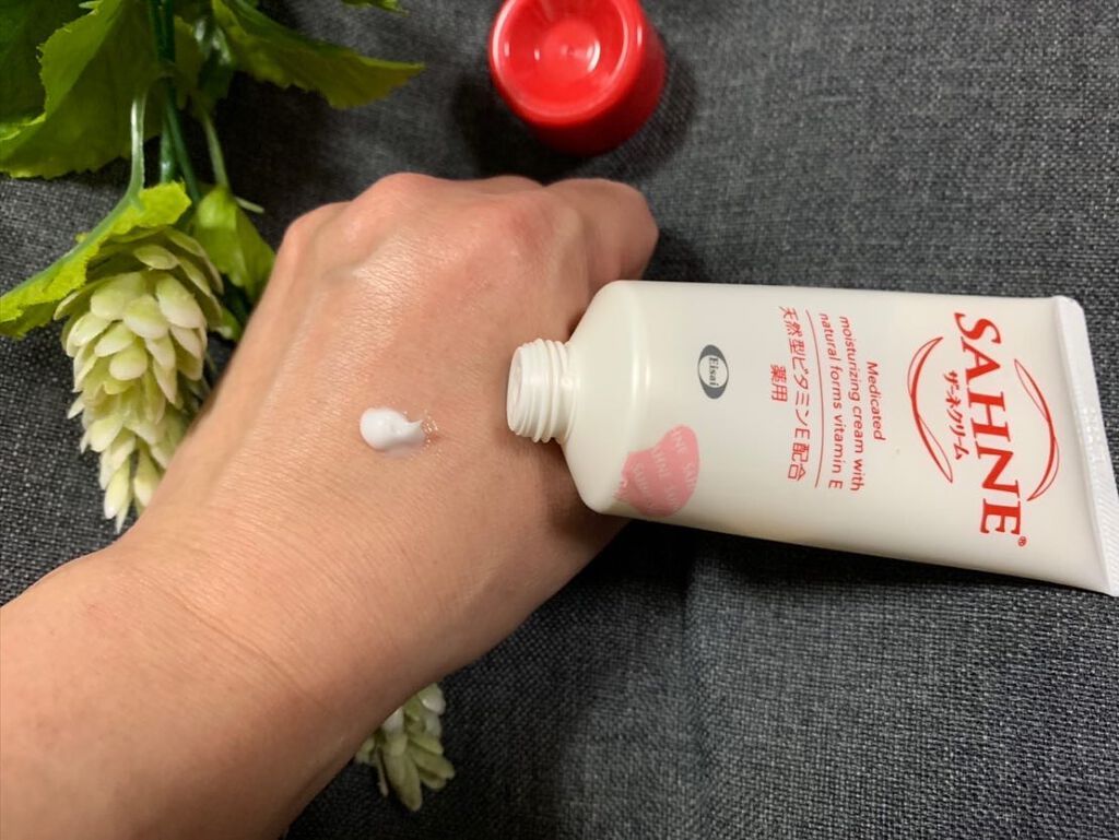 フレンチブライド on LIPS 「「ザーネクリーム」保湿クリームですよ♪真っ赤なキャップが可愛い..」(3枚目)