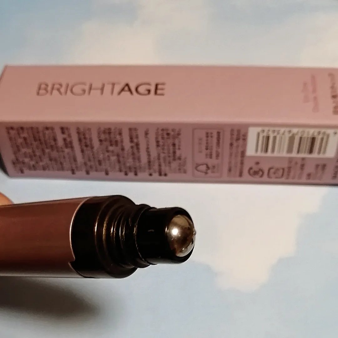 monican様よりブライトエイジのアイゾーンダブルリバイタライザーをお試しさせて頂きました。
キャップを外すとロールスティックになっているので、気になる目元に直接すりこんで使えるのが便利。
さらりとしてるのにしっかり潤うので、小皺もふっく