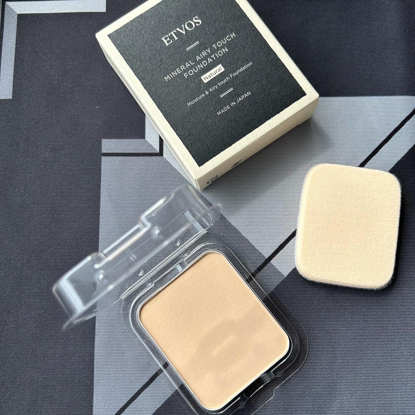 ミネラルエアリータッチファンデーション ナチュラル/エトヴォス/パウダーファンデーションを使ったクチコミ（2枚目）