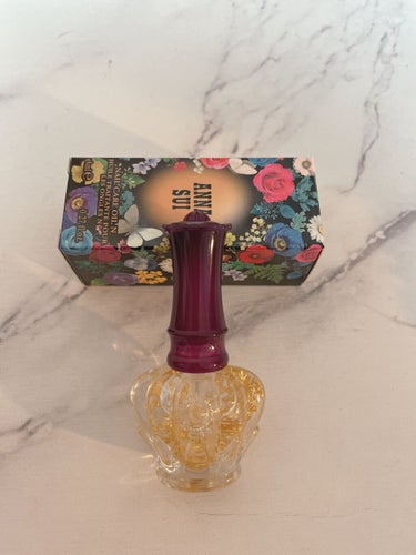 ANNA SUI
ネイル ケア オイル N

私の指先がかっさかさだったので
ネイルオイルを購入しました！

塗ったらつやんつやん　あがります❣️

パケも可愛いしお気に入りになりそうです。
ほのかにフ