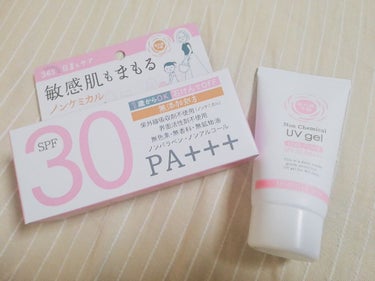 紫外線予報　ノンケミカルUVジェルFです！
SPF30 PA+++と、日常使いにぴったりです！！

とことん肌に優しい処方です😊
✔️ノンパラベン
✔️ノンアルコール
✔️無香料
✔️無鉱物油
✔️無色素
✔️紫外線吸収剤不使用
✔️界面活性剤不使用！！
✔️石鹸落ち！
✔️ウォータープルーフ
✔️一歳からOK
✔️ 保湿成分入り
✔️馴染みやすく白浮きしない！
✔️化粧下地効果
✔️65gあるので顔だけに使うなら２ヶ月使える！

界面活性剤不使用っていうのが凄く珍しいと思います😚

敏感肌も使えて、一歳から使える処方です！
石鹸落ちなので、ミネラルコスメが好きな方にも🙆‍♀️
それでもウォータープルーフで、日常生活を送る分には十分紫外線予防できると思います！！


私は紫外線アレルギーなんですが、普段の学校生活を送っても、かゆみや蕁麻疹が出ることはなかったです😚
(自転車通学で15分ほど日光に当たりますが全然大丈夫でした！)

伸びもよくて、白浮きしないのに少しトーンアップします！
朝に塗る時にベタベタもしなく、凄く塗りやすいです！

ただ、汗をかいた後に塗り直すと、ちょっとなじみが悪いなという気はしました😓　全然許容範囲内なのでいいんですが…
きっと馴染みをよくする界面活性剤が入っていないからこそ、塗り直す時馴染みにくいのかなと思ってます🤔

変に肌がテカテカになったりせず、使い心地も好きなのでまたリピートすると思います😚


紫外線予報の日焼け止めシリーズには、美白タイプや
SPF50+PA +++++のものもあるので、自分にあったものを選べていいと思います！
凄く素敵な日焼け止めなのでぜひ😊
最後までありがとうございました！！

#日焼け止め　　#クレンジング不要
#ノンケミカル　#ノンアルコール　#ノンパラベン
#石鹸落ちコスメ　#敏感肌　#紫外線予報　#界面活性剤不使用　　#無添加　#紫外線吸収剤不使用　　#ウォータープルーフ　#子供と使える　#ミネラルコスメ　
の画像 その0