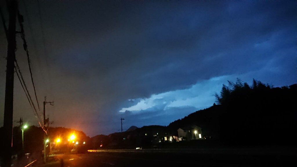 
雑談

暗めです

♪.:*:'゜☆.:*:'゜♪.:*:'゜☆.:*:・'゜♪.:*:・'゜☆.:*:・'゜♪.:*:



前にいってたお話です。

言いたいこと書いてったので読みにくいかも。




まず、私は基本的に気分の浮き沈み