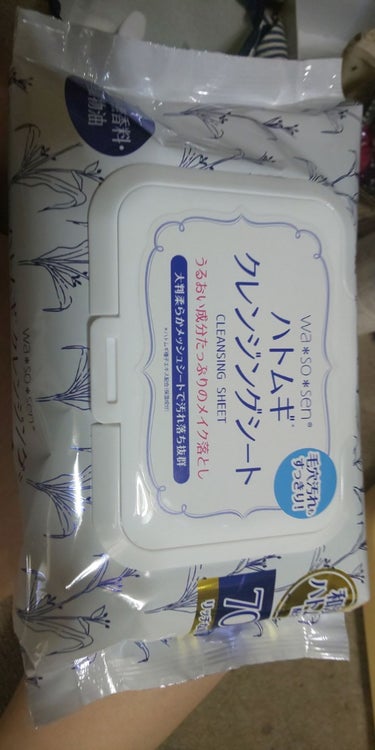 ハトムギって書いてたから
ハトムギ化粧水のやつと同じかと思って試しに買ってみました。

❇️良いところ❇️
・７０枚入りでシートは大きめ ⬅️ 両手いっぱいに広がる
・シートはメッシュ生地だから肌に優し