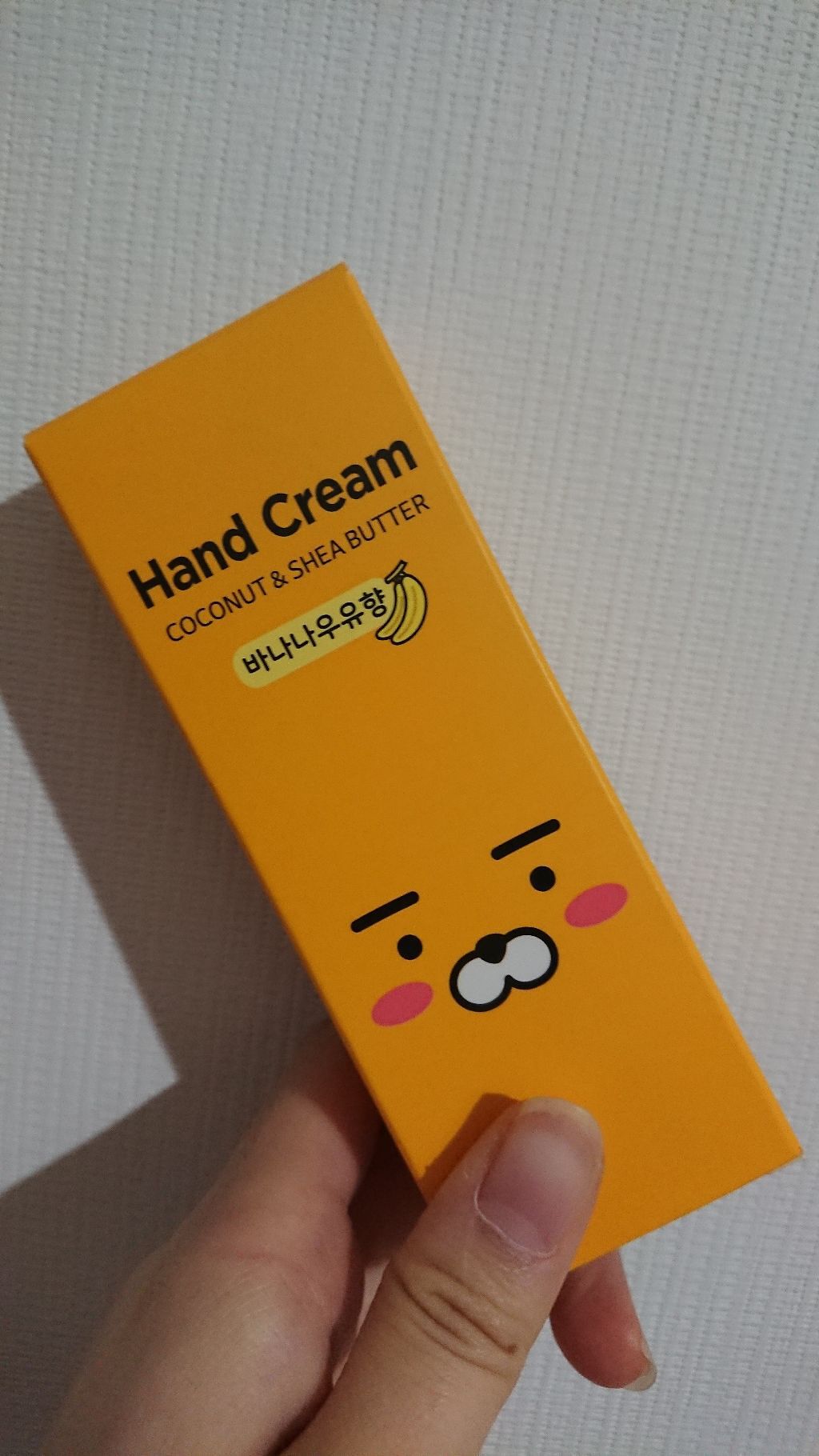 No.15 商品紹介😃💗

Hand Cream
COCONUT＆SHEA BUTTER

姉から韓国のお土産で貰ったものです✨韓国語読めないんですけど、匂いはバナナの香りです🍌親はこの匂いが嫌いみたいです💧
なので匂いは好みかな？
