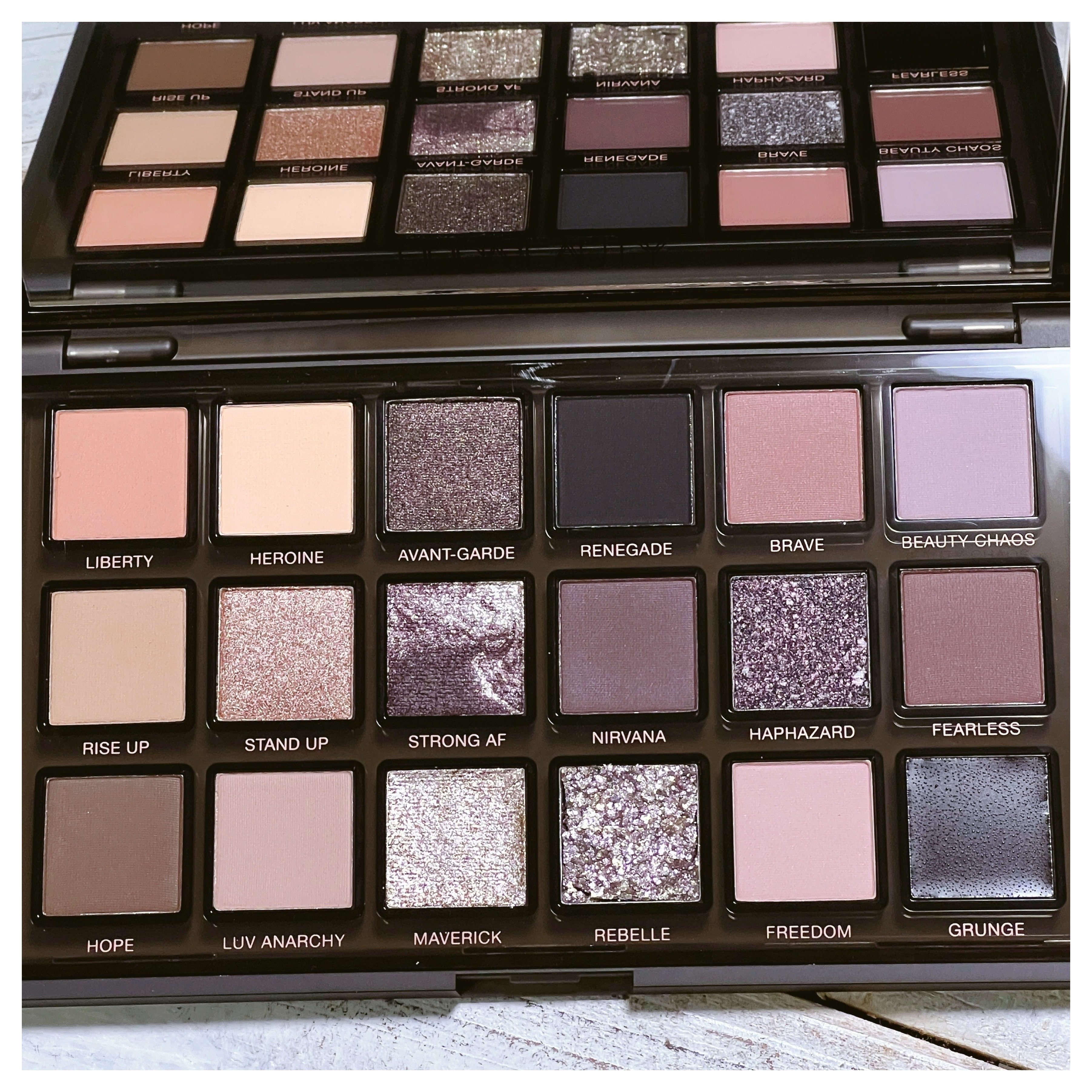 Huda Beauty PRETTY GRUNGEのクチコミ「Huda BeautyのPRETTY GRUNGE
アイシャドウパレットです🙃



ドンピシ.....」（2枚目）