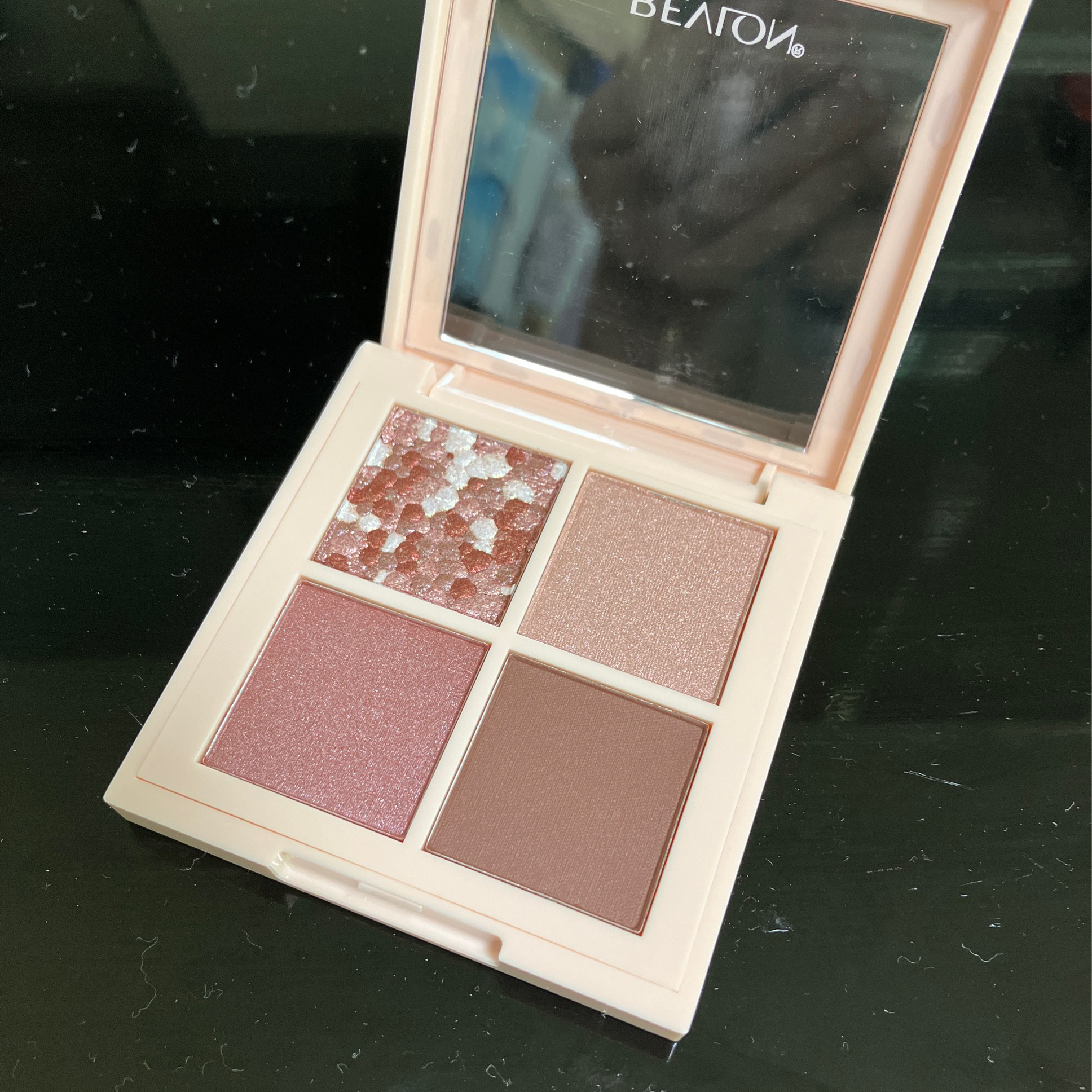 レブロン ダズル アイシャドウ クアッド/REVLON/アイシャドウパレットを使ったクチコミ（2枚目）