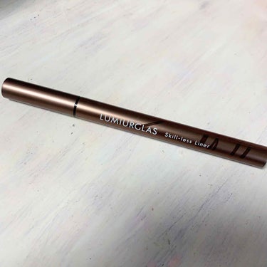 ✩ LUMIURGLAS Skill-less Liner
                  03チェスナットブラウン

まず、最初に伝えたいのが
適度な重さによる描きやすさです！！！
(ラブライナー