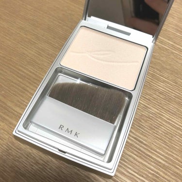 RMK シルクフィットフェイスパウダー P01

自然なパールが入ってるフェイスパウダーです！
ささっとブラシでのせるだけでキレイなツヤ感がでて大好きなアイテムです😍
くずれ方がキレイで、簡単にお直しで