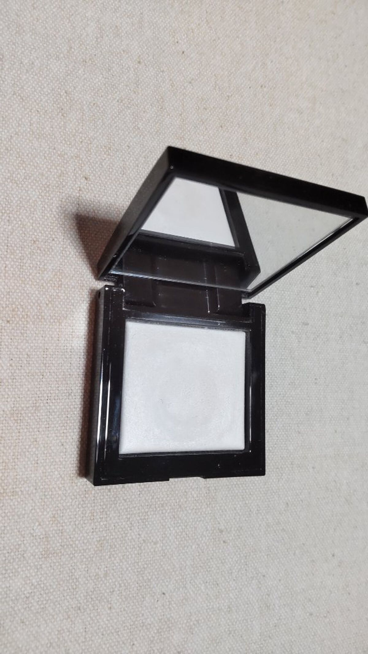 シークレット ブラーリング パウダー フォー アンダー アイズ/ローラ メルシエ/プレストパウダーを使ったクチコミ（2枚目）