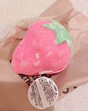 LUSH ベリーアンドクリーム

バスボム
見た目で選んだんですが、油が浮いてあんまり好きじゃなかった 保湿系が好きな人には良いのかも

#LUSH #バスボム #私のおうち美容 