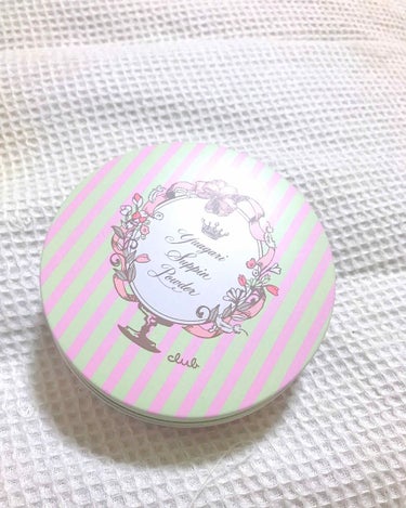 【クラブ  すっぴんパウダー  ホワイトフローラルブーケの香り】

これは私がリピ買いしているすっぴんパウダーです！
毎晩化粧水を塗った後にこのパウダーをはたいています！
もちろんメイクの時にもフェイス