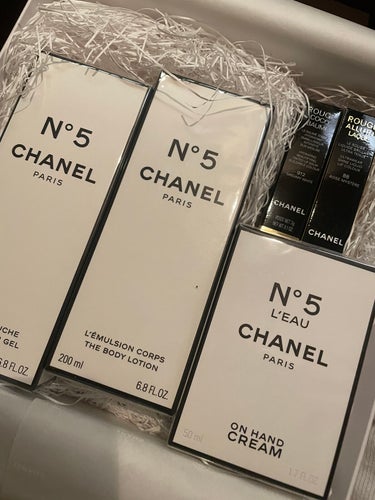 CHANEL シャネル N°5 ザ シャワー ジェルのクチコミ「♡CHANEL
シャネル N°5 ザ シャワー ジェル
シャネル N°5 ザ ボディ ローショ.....」（3枚目）