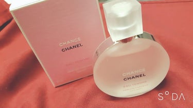 【CHANEL  オータンドゥル ヘアミスト フレグランス】
4800円(税抜)

先日紹介したガブリエルに続きまたまたヘアミストの紹介です。
チャンスは昔から大好きで、香水、ボディークリームと持ってい