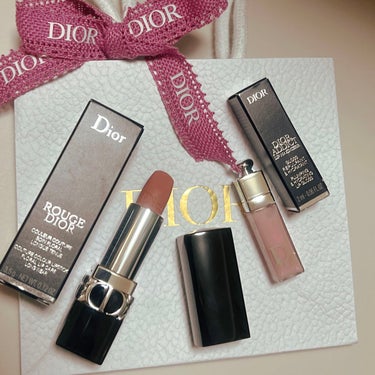 

Dior　ルージュ ディオール　100　ヌード ルック マット



───────────────────


ベージュ系のリップが欲しくて購入。

ベージュ過ぎず肌馴染みいい色！
マットはあんま