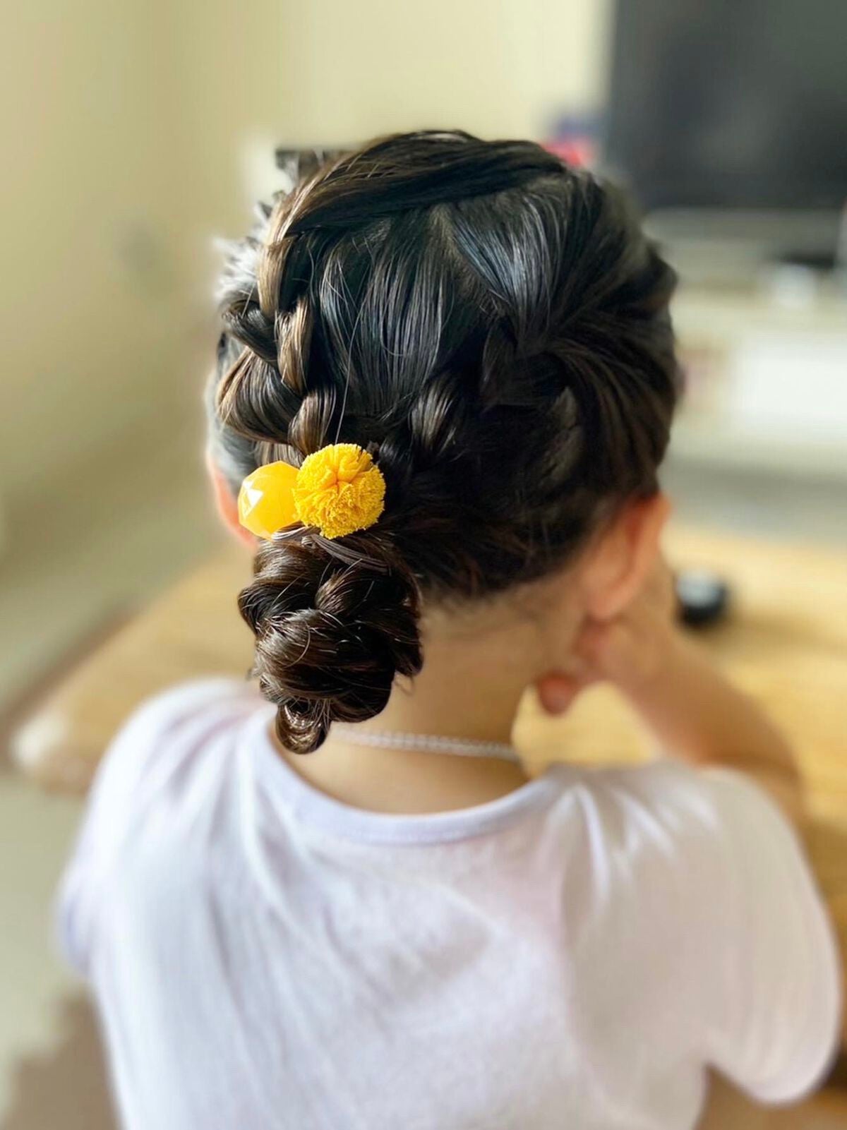 Yuki on LIPS 「4歳娘のヘアアレンジ♡三つ編みだけで出来るお団子アレンジです👧..」(2枚目)