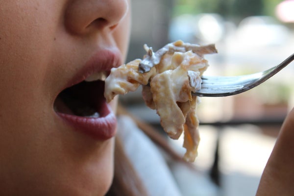 食べ物を口に運ぶ様子