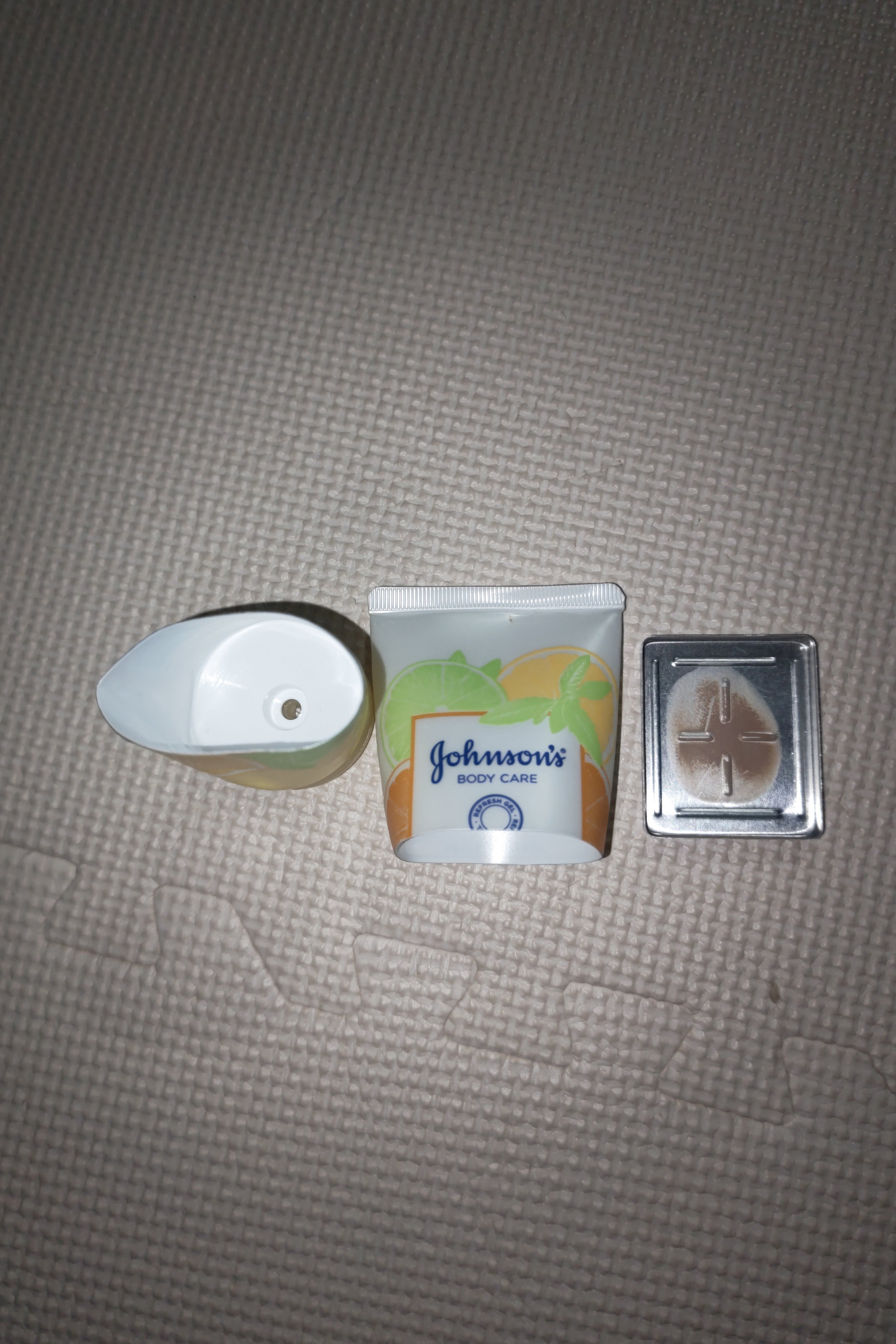 U R GLAM シルキーウェアパウダーファンデーションのクチコミ「今回は使い切りの投稿です。どちらもDAISOで購入したものです。
左側が、ジョンソンボディケア.....」（3枚目）