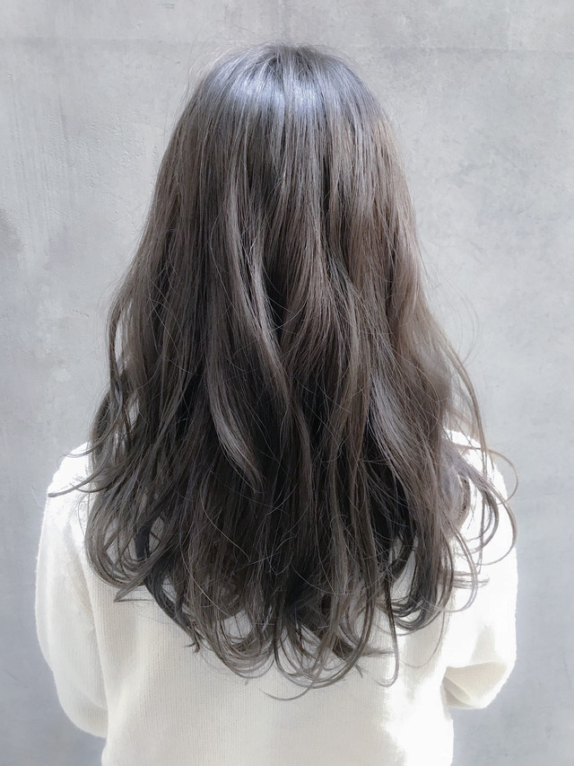 パーマをかけたロングヘアの女性