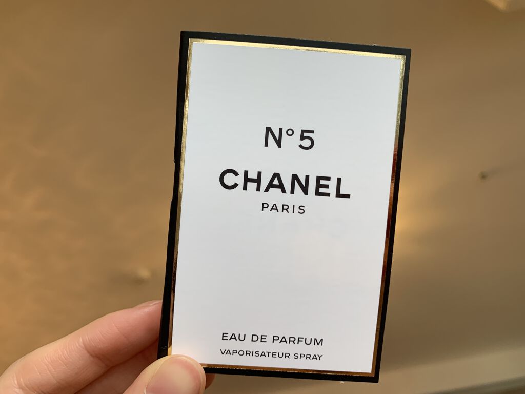 CHANEL
シャネル N°5 オードゥ パルファム


今日の香りはこれ。

CHANELの香水は付けるだけで
なんだか、強くなれる気がする。

母が、唯一持っていた香水がシャネル N°5 
実家を思い出します。

ローズエッセンスとジャ