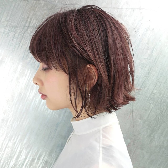 ボブヘアの女性の横顔