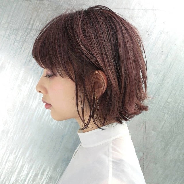 ボブヘアの女性の横顔