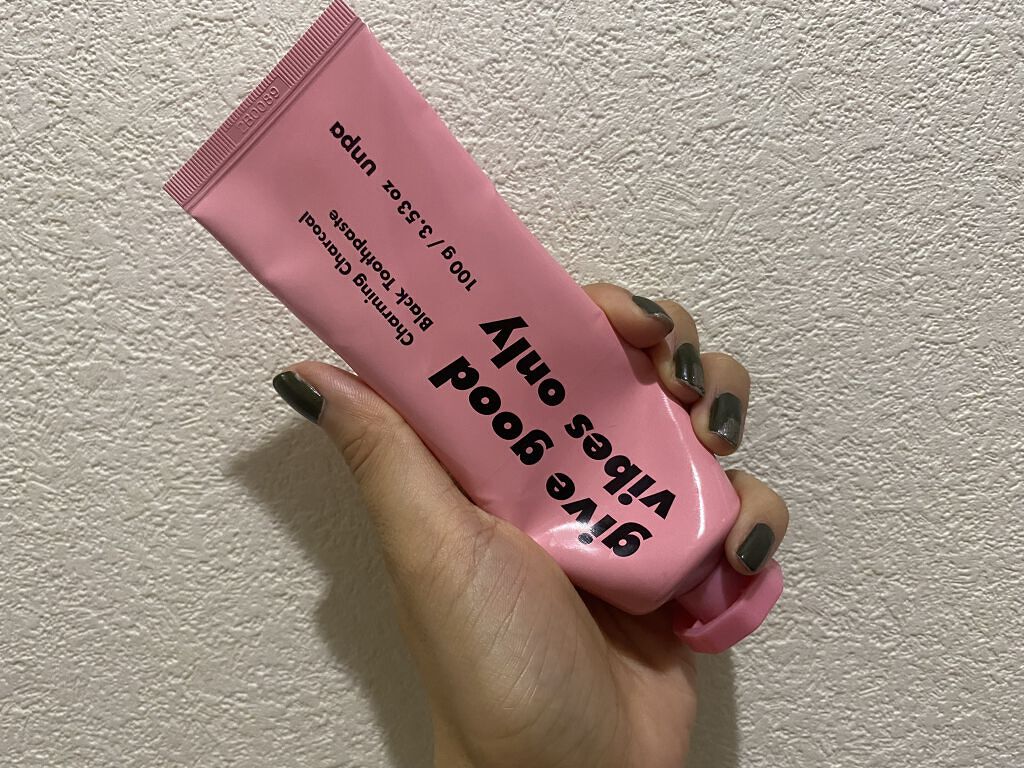 
もう3本目のリピ！！

ミントが苦手な方でも使える優しいミント味◎
色がまっっっ黒なので初めは抵抗あるかもですがツルツルになるのでおすすめです！

黒とピンクは口臭除去と天然美白
白パケは二重美白
白だけトロピカルフルーツの味で甘いです！