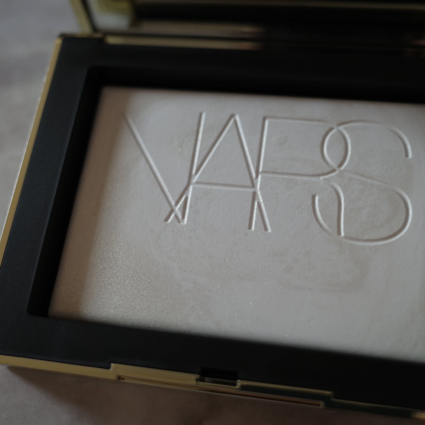 ゴールドダスト　ライトライトリフレクティング セッティングパウダー/NARS/プレストパウダーを使ったクチコミ（3枚目）