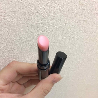 💄ヴィセ アヴァン リッププライマー

口コミでいいって聞いたので買ってみた！

ヴィセアヴァンのリップ下地。

唇をなめらかにととのえ、リップカラーの美しい発色を持続させるリップ下地。
紫外線や乾燥からまもり、唇のあれを防ぎます。

結構固めのテクスチャーで、唇のシワを埋めてくれるから上に塗るリップが上手く塗れる気がする！

桜色の見た目だけど特に色は付かないかなー
私の場合ゴリゴリ塗るから血行良くなって赤くなる笑

最近すごくお気に入りでリップ塗る前の下地に必ず使ってるんだけど、とにかく次のリップが塗りやすい！！

今までのリップクリームで保湿してから塗ると、クリームの油分で滑ってうまく口紅が発色しなかったりムラになったり……

でもこれは本当に綺麗に発色する！

そしてなにより、どのリップ使っても唇の皮がズルズルにならなくなった✨😳😳😳✨

神！！大好き！！

どのリップ使っても唇の皮がズルズルになる！唇激弱フレンズのみんなは是非使ってほしい……！

#ヴィセ #Visee #ヴィセアヴァン #リップ #リップ下地の画像 その1