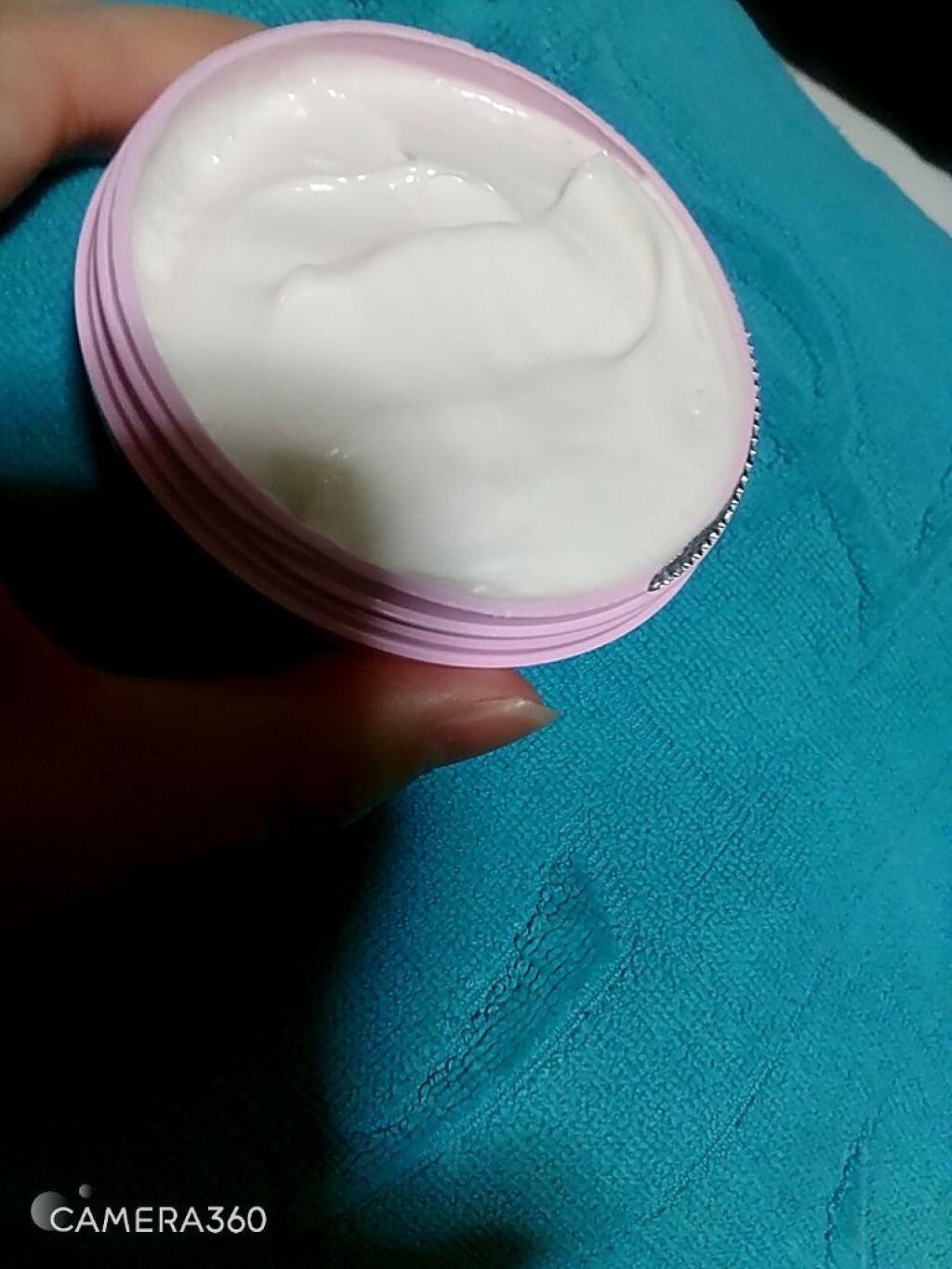 ダヴ ビューティボディクリームのクチコミ「こりゃいい🤗✨

キャンドゥ　ダヴ　ビューティボディクリーム
110円です！

夜寝る前に、足.....」（2枚目）