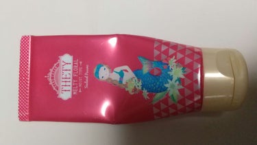 このハンドクリームは、ヘアサロン専売品ですが、私は通販で安く購入しました。
某大手ディスカウントショップでも格安で販売されていました。
悔しい～(笑)
パッケージも可愛いです。
私が購入したのは、うっと