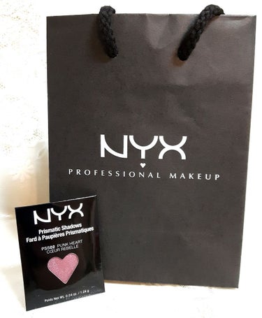 NYX Professional Makeup プリズマ シャドウのクチコミ「NYX
プリズマシャドウ
02 【パンクハート】

スウォッチ..」（1枚目）