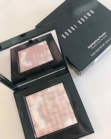 BOBBI BROWNハイライティング パウダー  ピンクグロウ✨
BOBBI BROWN　　ハイライティング パウダー

お色はピンクグロウ


今年は艶肌って事でパウダーからスティックまで、色々なハ