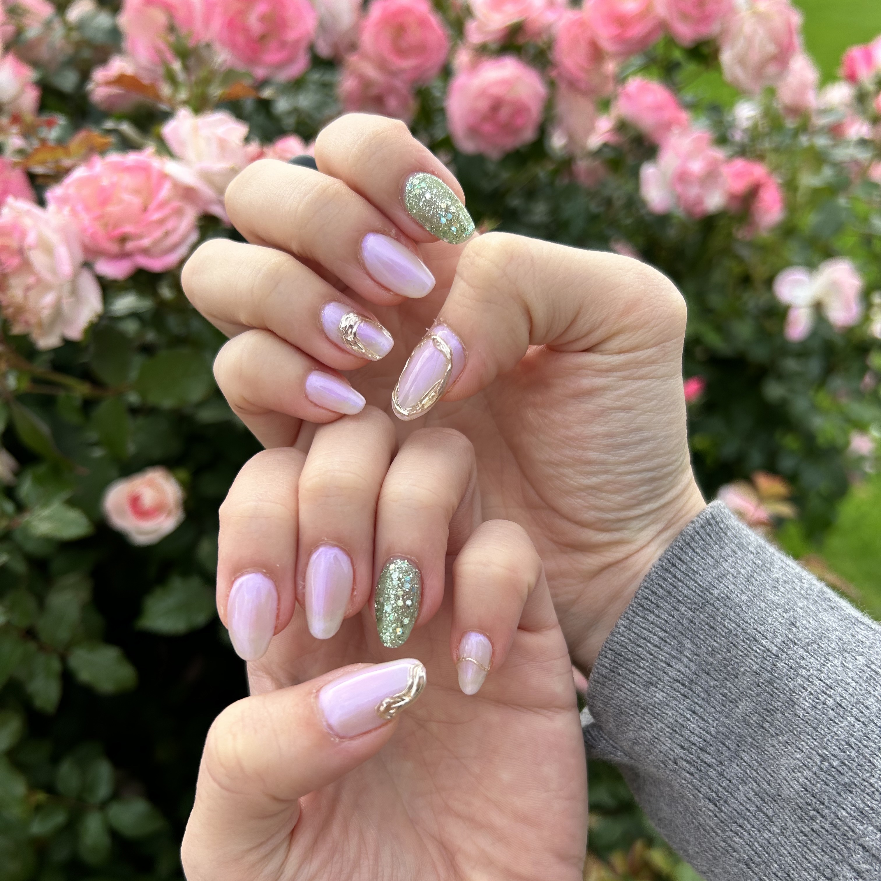 \\nail🎄//

こんにちは🌞
今回久しぶりにデザインのネイルしたのでご紹介！！

ポイントはベースカラーを角度によってホワイトとピンクに見えるユニコーンカラー🦄🩷

ポイントでグリーンのラメを入れて少しクリスマスぽさを追加！！