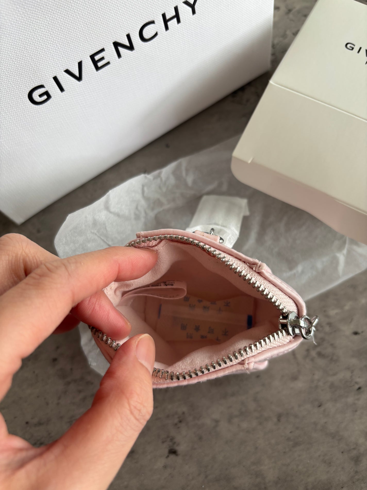 ぷぅぴぃ《紫コス部💜💗》 on LIPS 「🩷GIVENCHYミニポーチ🩷ポイントギフトで交換しました✨️..」(2枚目)