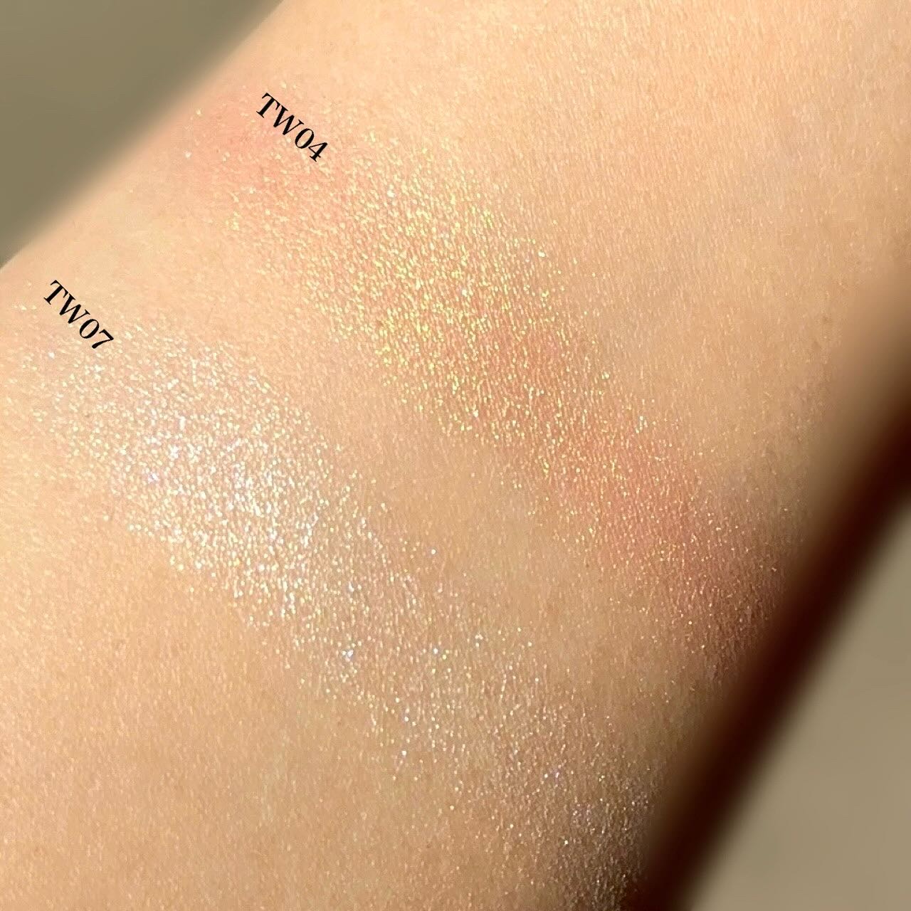 マルチカラーバリエーション トゥインクル TW04/チャコット・コスメティクス/単色アイシャドウを使ったクチコミ（3枚目）