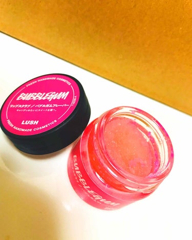 LUSHのリップスクラブです♡

この時期になると必ず唇がガサガサになってしまう…ので、まずはスクラブからと思って評判が良かったこちらを購入してみました！！！

濡れてる唇にクルクルっと塗り、洗い流すと