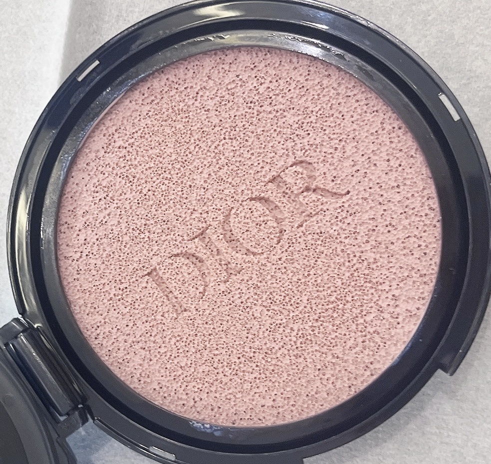 ディオールスキン フォーエヴァー クッション ケース（数量限定品） ピンク エンブロイダード カナ―ジュ ケース/Dior/その他化粧小物を使ったクチコミ（3枚目）