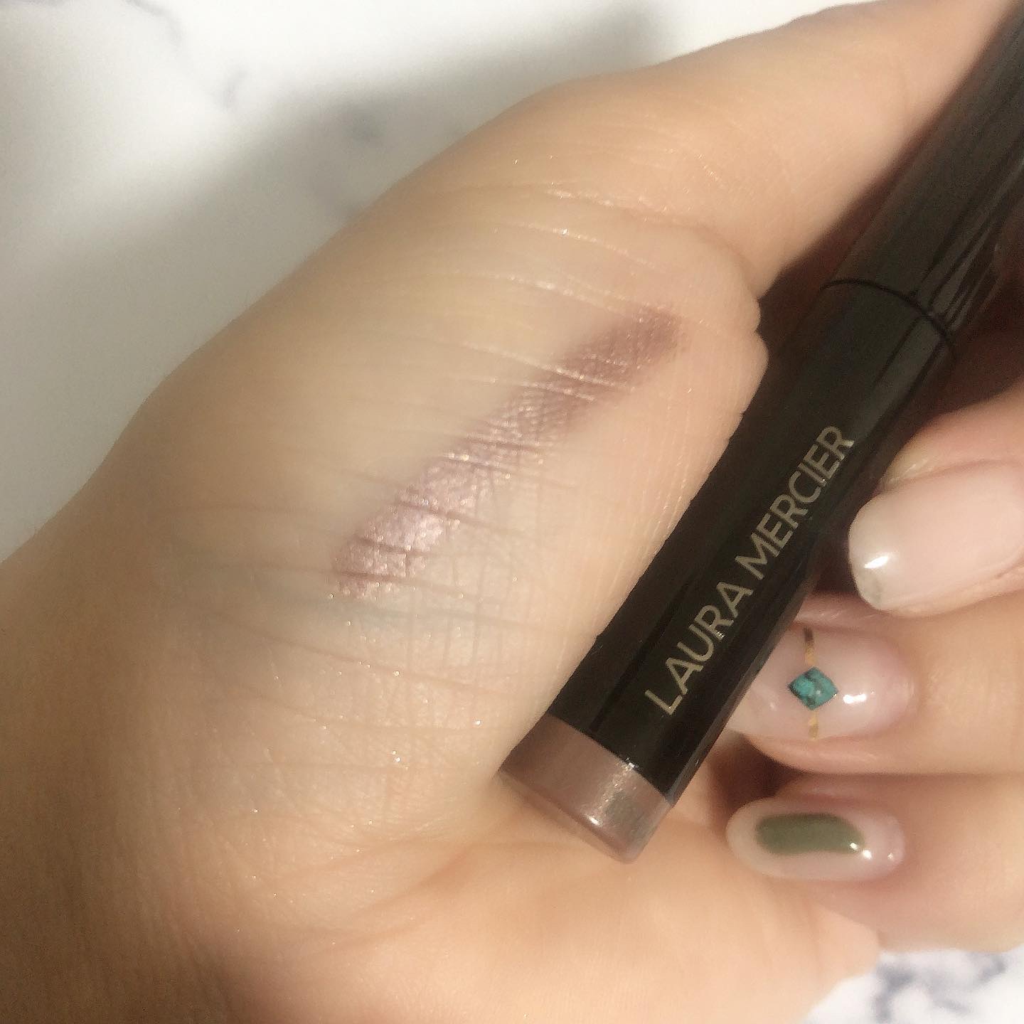 キャビアスティック アイカラー 02 Amethyst（ミニ）/ローラ メルシエ/スティックアイシャドウを使ったクチコミ（2枚目）