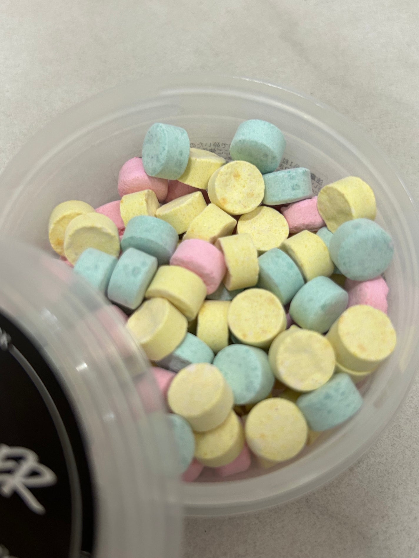 m on LIPS 「LUSHからお菓子みたいな歯磨きタブレット🎀見た目可愛すぎ!も..」(2枚目)