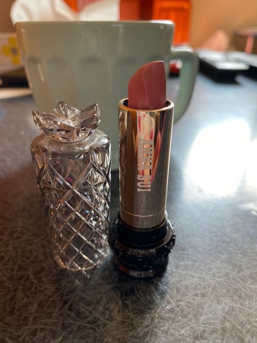 アナスイ口紅💄

これも又　デザインに惹かれて
購入❤️
ピンクベージュ　ベージュに
近いかな〜
塗りやすく、気に入ってます❣️❣️