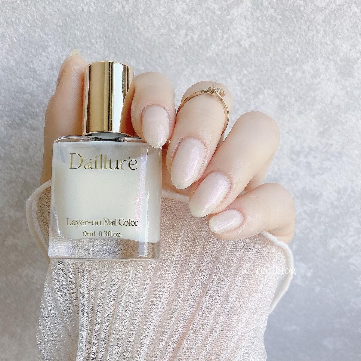 ai on LIPS 「.Daillure(デイルーア)ホワイトを重ねたシンプルなネイ..」(1枚目)
