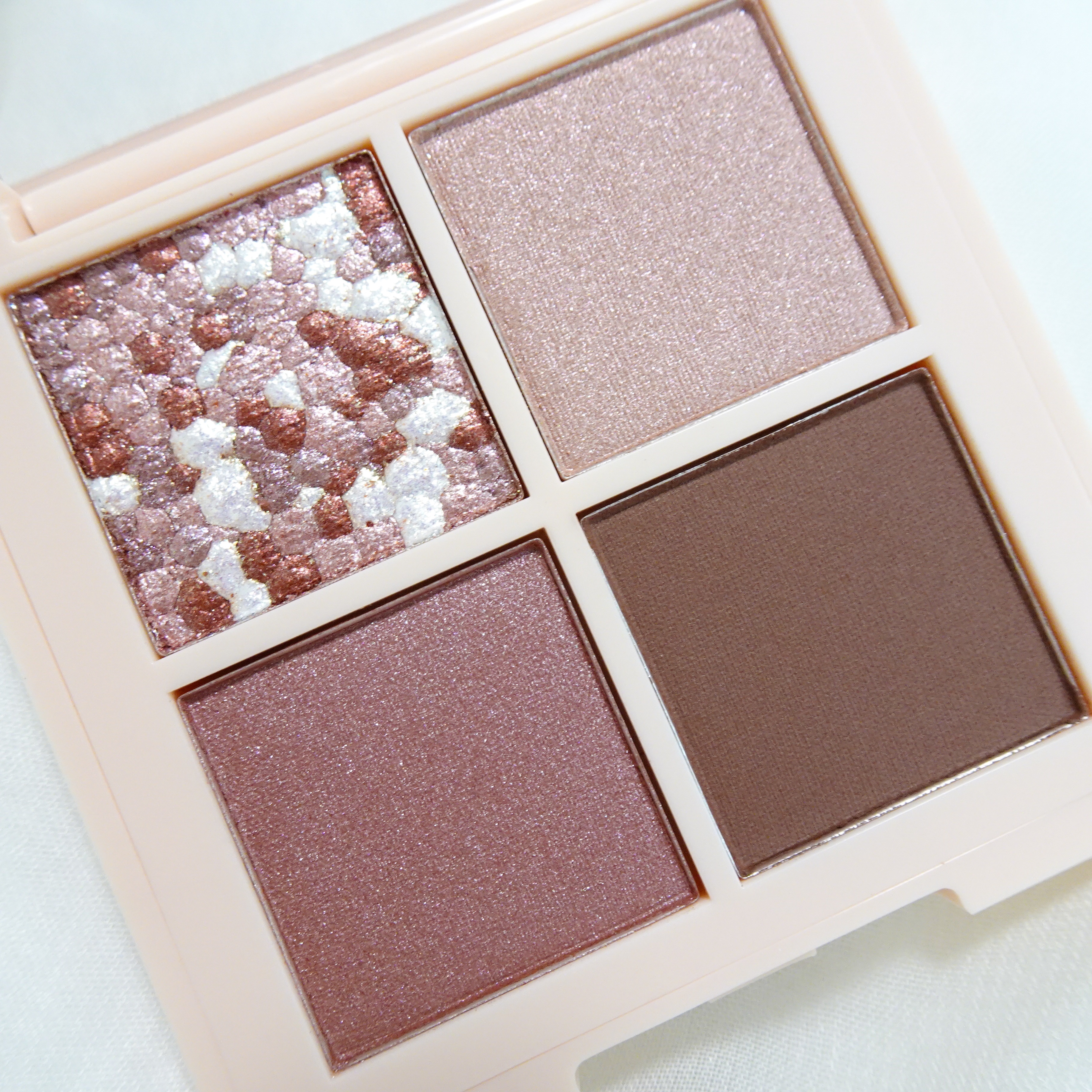 レブロン ダズル アイシャドウ クアッド/REVLON/アイシャドウパレットを使ったクチコミ（2枚目）