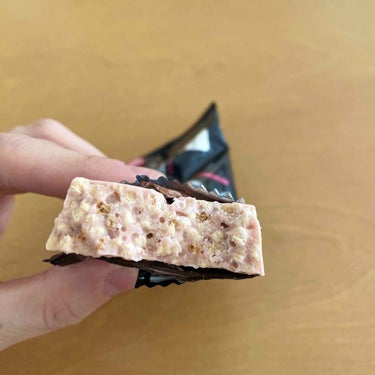 matsukiyo protein bar chocolate ストロベリー味のクチコミ「購入品紹介〜😍
ROA♡です！
個人的に、プロテインが大好き💕なので

よく購入しています。運.....」（2枚目）