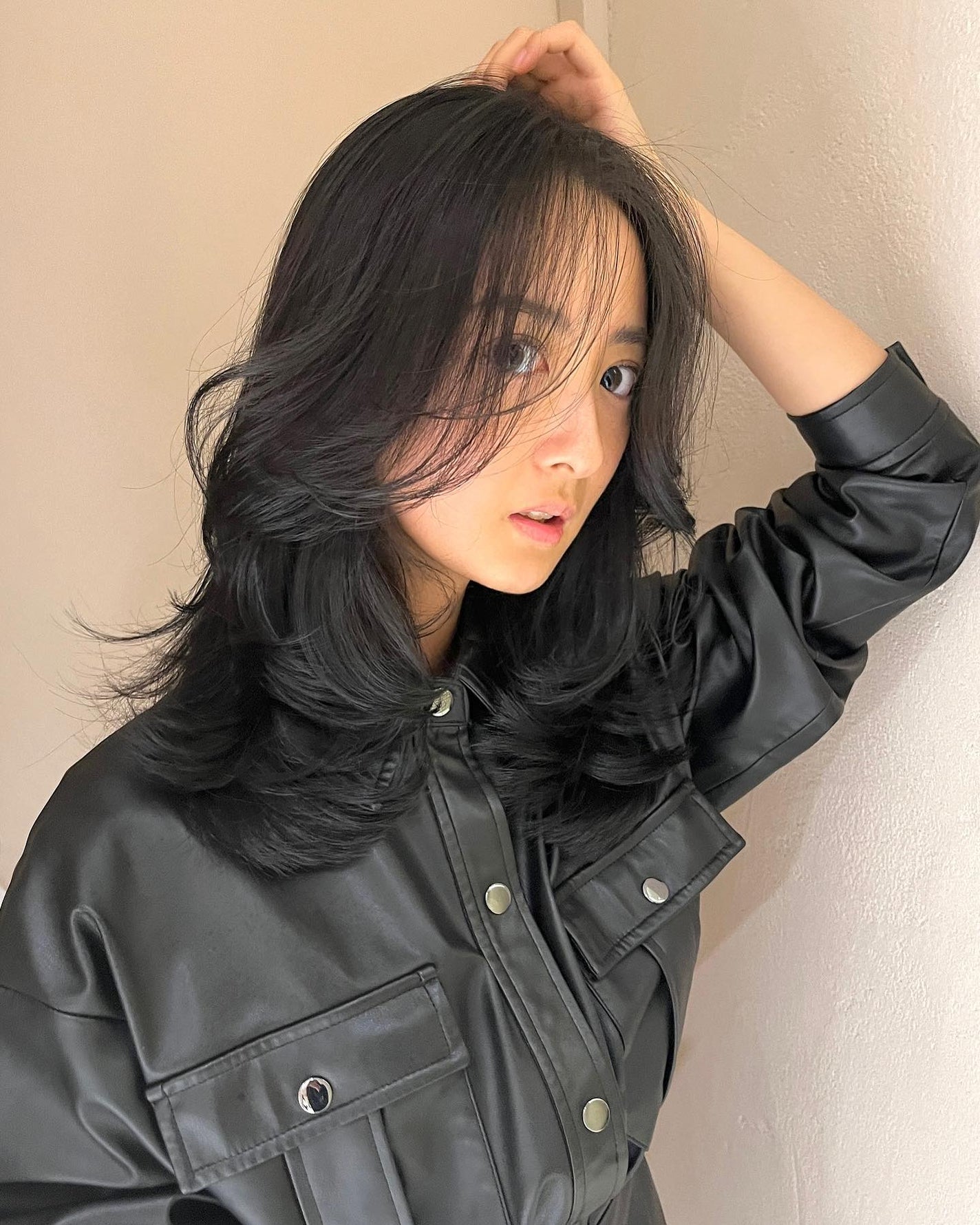 HARUNA on LIPS 「海外風な、お洒落レイヤースタイル🇬🇧です!ふわっと巻きやすいレ..」(6枚目)