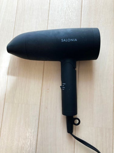 SALONIA すぐ乾くドライヤー♪

ネットで4,000円くらいで買えました！
家電量販店より安かったです。

風力が強く、すぐ乾くし
ヘアセットもしっかりできる！
おすすめです(^_^)