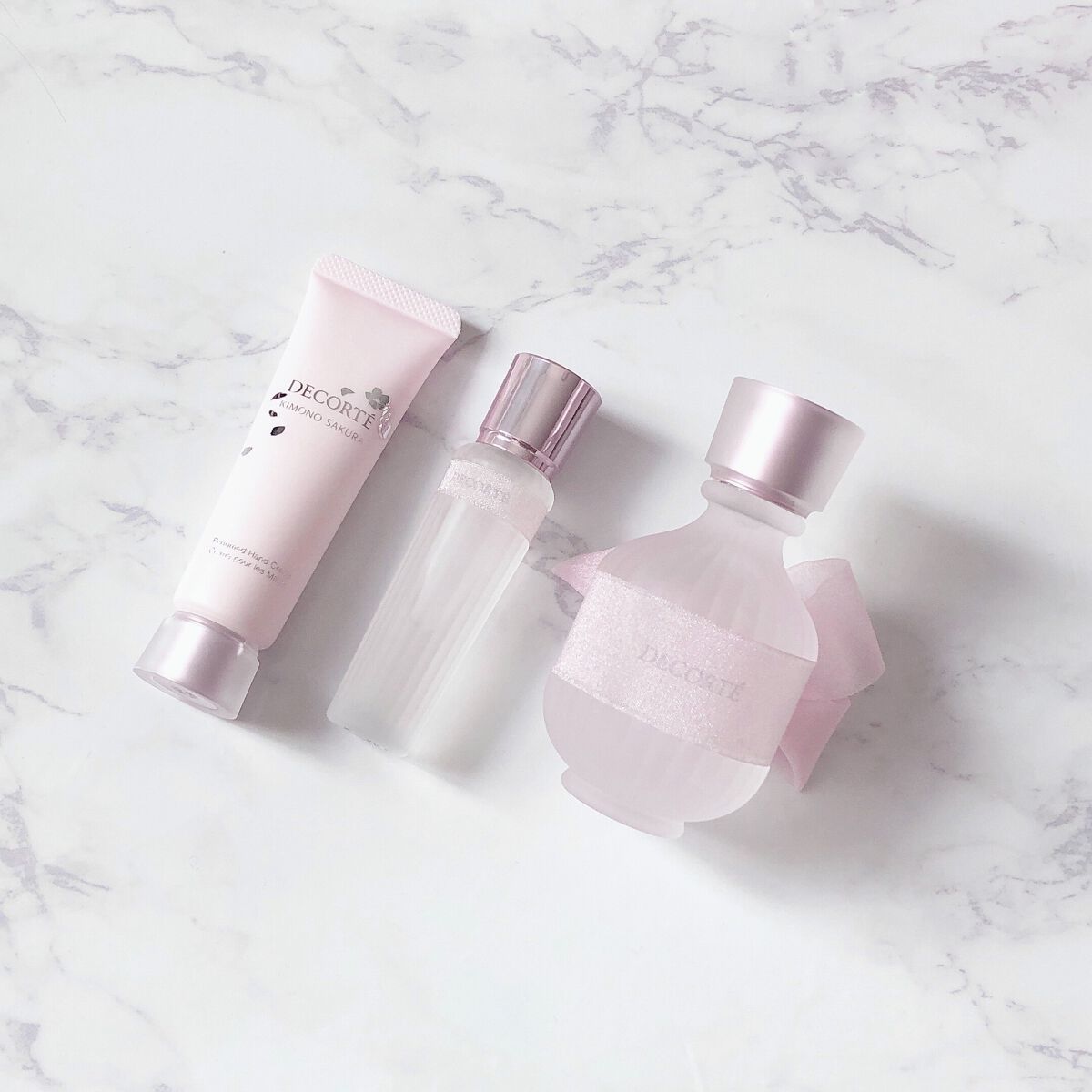 DECORTÉのキモノ サクラ シリーズ‎🤍
今年は全部買えました🌸全て並べると可愛さが格段に上がった気がして目で楽しむことも出来ます。


昨年は出遅れてしまい何も購入出来なかったので今年の再販を楽しみにしていました♡

事前に香りを